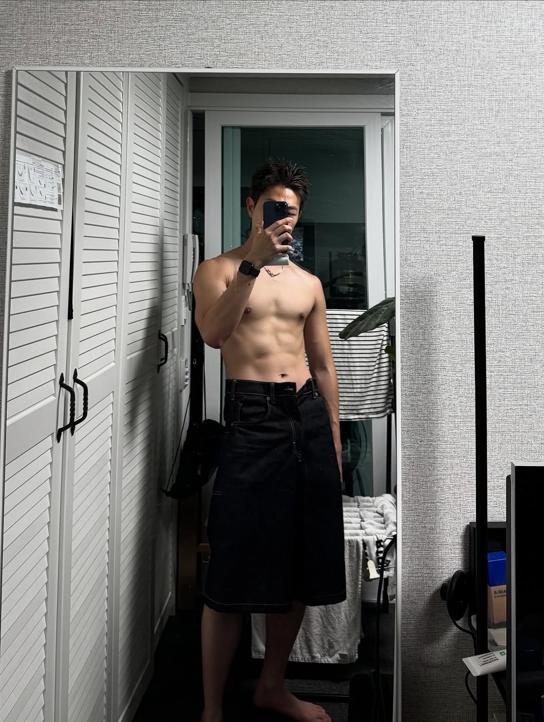 Photo by 륜Ryan on September 07, 2025. May be an image of 1 person, towel rack, kilt, sweatpants, apron, sarong and text.