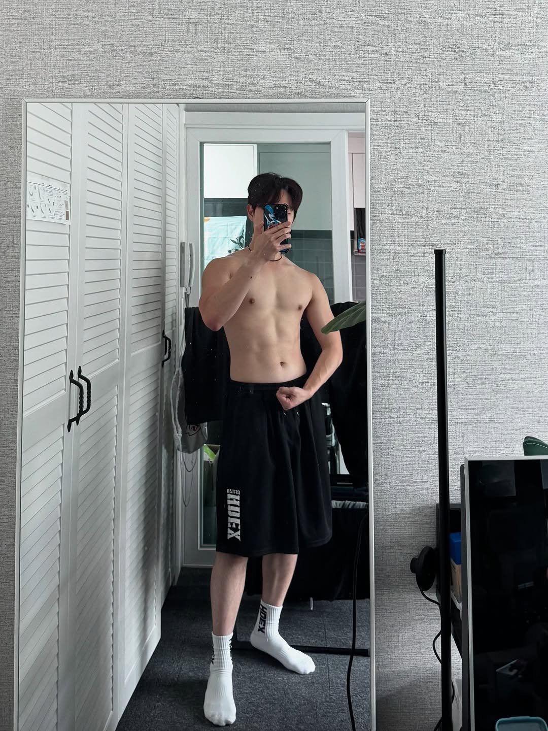 Photo by 륜Ryan on July 20, 2025. May be an image of 1 person, biceps, sweatpants, mirror and text.