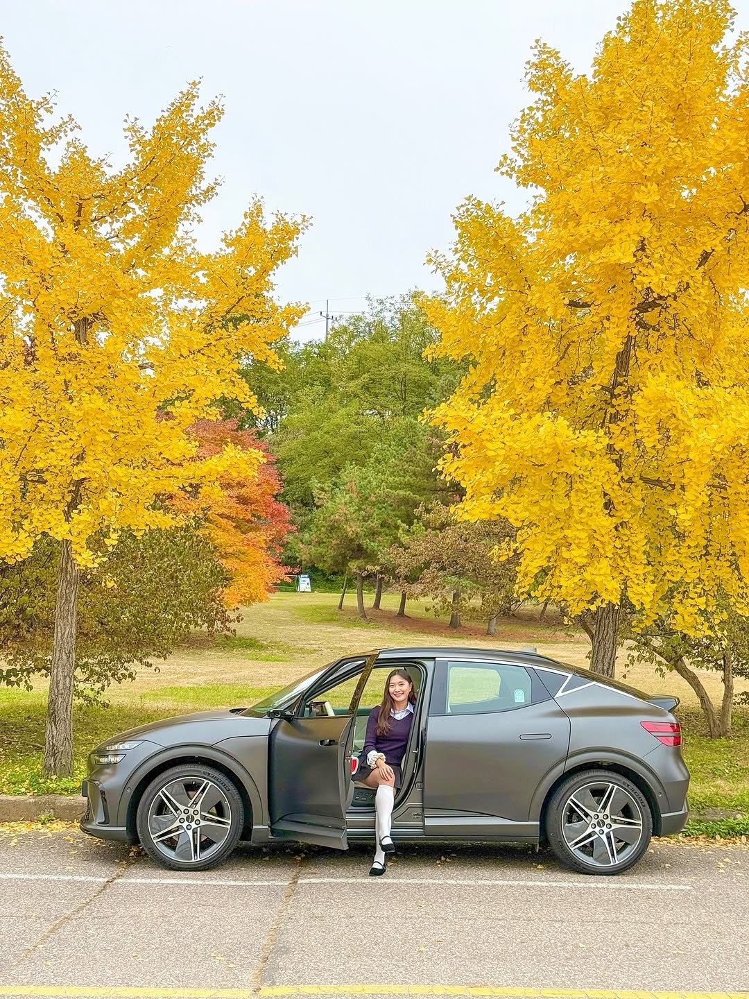 Photo shared by 여행 크리에이터 | 렛츠고헤이즐 on November 16, 2025 tagging @hyundai_kor, and @hyundai_hstylist. May be an image of car, road and text.