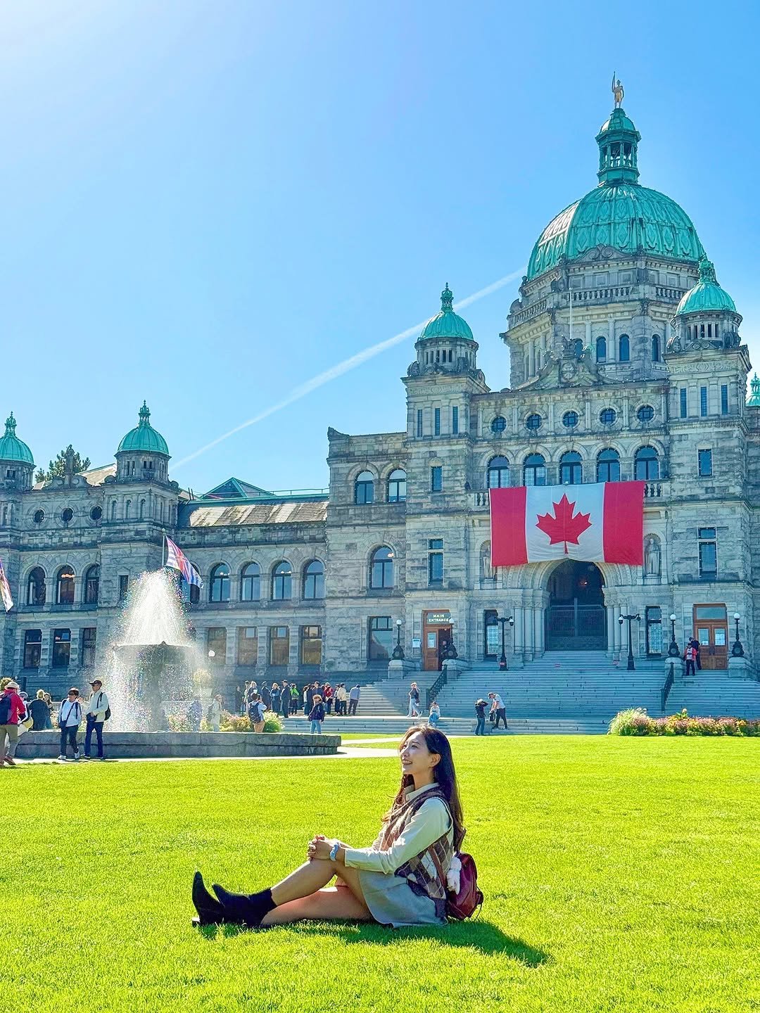 Photo shared by 여행 크리에이터 | 렛츠고헤이즐 on November 11, 2025 tagging @tourismvictoriabc, @vancouver, @explorecanada_kr, and @studio_crip. May be an image of castle, the CN Tower and text.