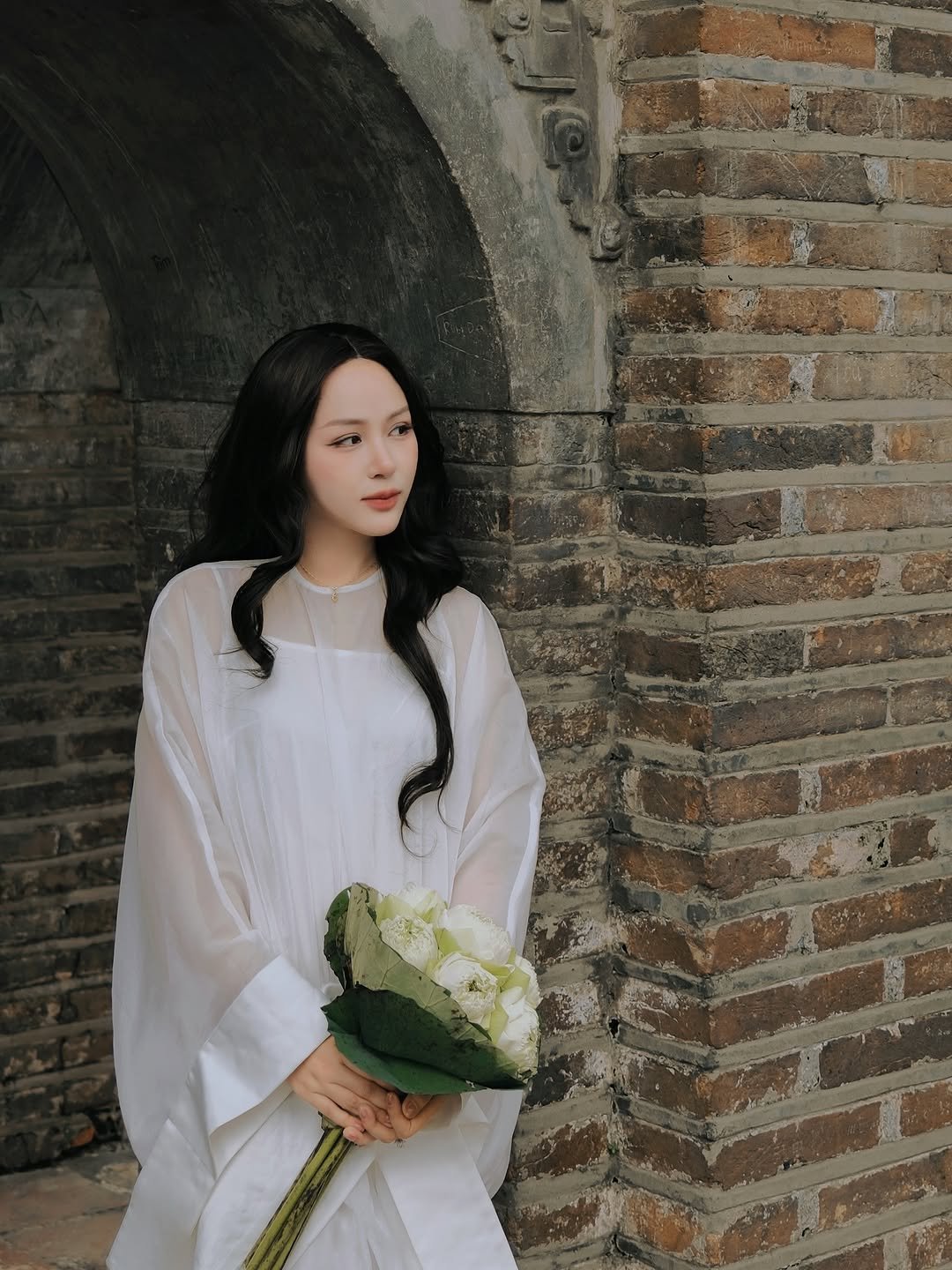 Photo shared by Le Van Academy on November 06, 2025 tagging @le.van.beauty, @levan.nanoplasma, @japan_hyper.realistic, and @levan.advanced.hyperrealistic. May be an image of dress, white lily, prairie gentian and text.