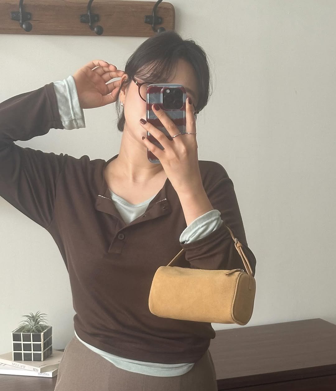 Photo by 레벨제이 on August 25, 2025. May be an image of 1 person, sling, drawstring, purse and text.