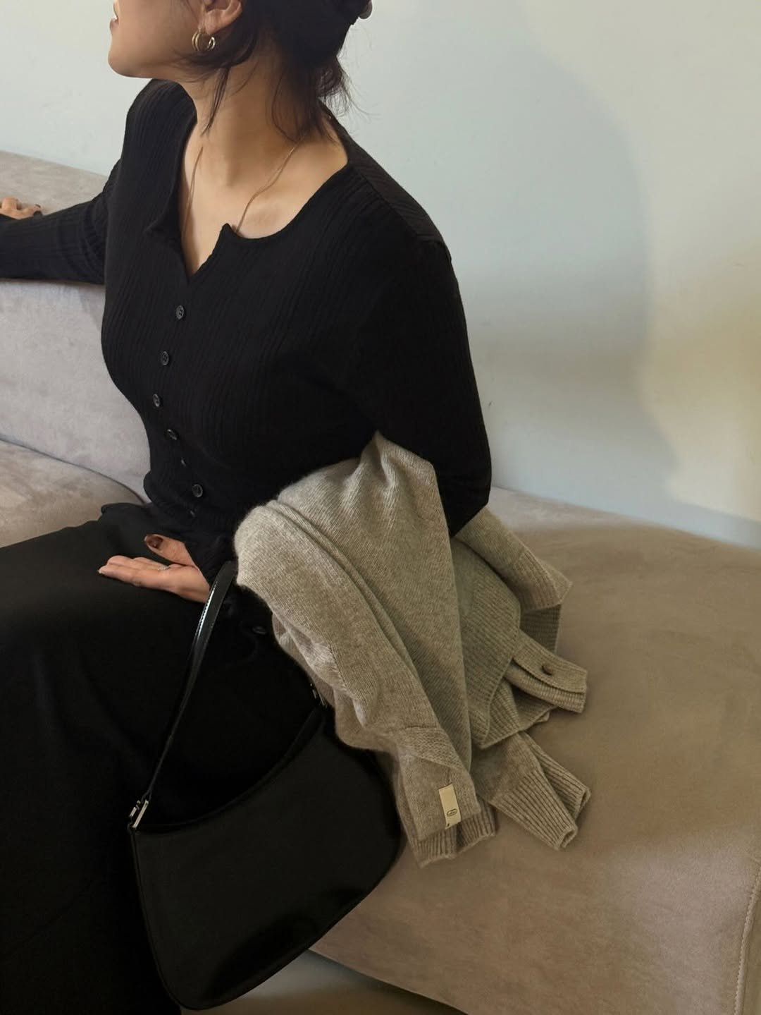 Photo by 레벨제이 on November 27, 2025. May be an image of cardigan, knit and text.