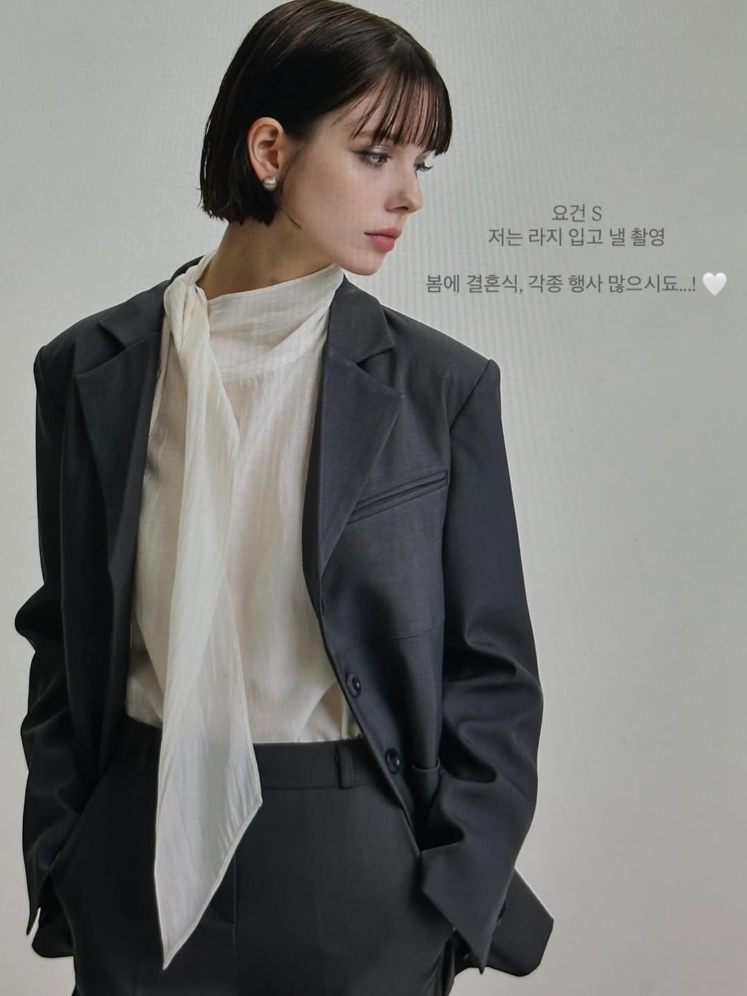 Photo by 레벨제이 on March 04, 2026. May be an image of overcoat, duffle coat, blazer, suit and text that says '요건 S 저는 저는라지 라지 입고 낼 촬영 봄에 봄에 결혼식 각종 행사 많으시도...!'.