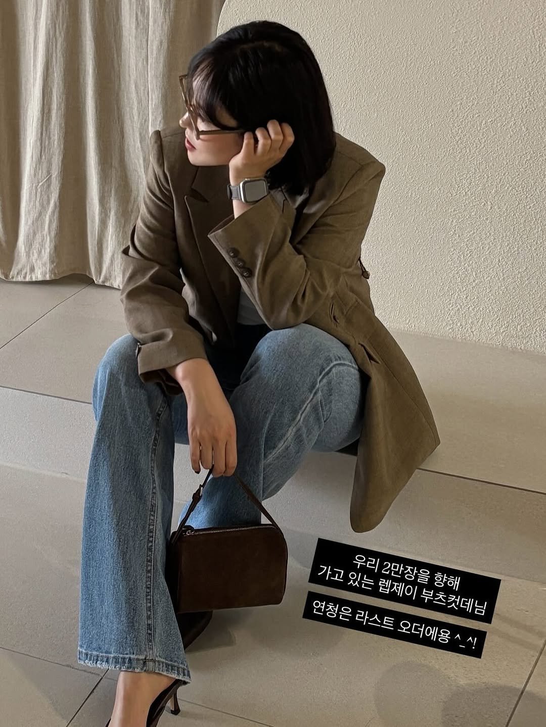 Photo by 레벨제이 on August 26, 2025. May be an image of 1 person, duffle coat, eyewear, overcoat, slingback shoes, blazer and text.