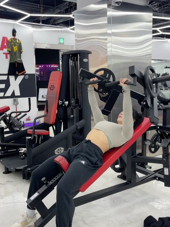lexy820410 게시물 이미지: 오늘은 가슴한날~ 👍  주5일 빠지지 않고 하는 웨이트 트레이닝 덕에 44살에도...