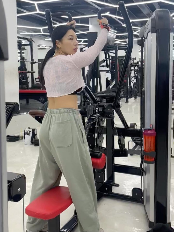 lexy820410 게시물 이미지: 내가 좋아하는 싸이벡스 풀다운에서 찍어달라고 요청..ㅎㅎ 내년 신나는 다이어트를...