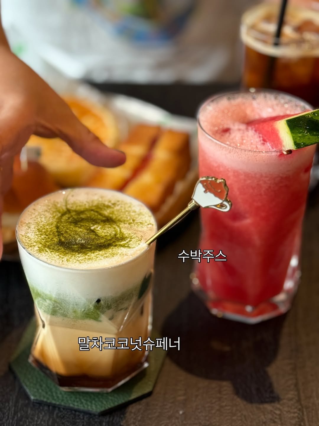 Photo shared by 혜리 on August 04, 2025 tagging @breakin_coffee. May be an image of dessert, watermelon, smoothie and text that says '수박주스 말차코코넛슈페너'.