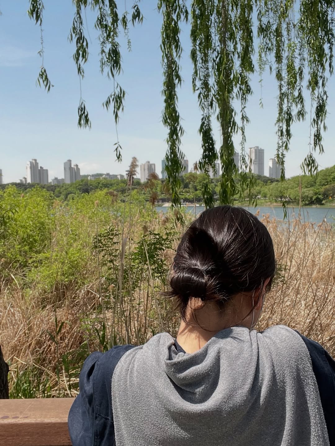Photo by 혜리 on August 09, 2025. May be an image of 1 person, grass, park and text.