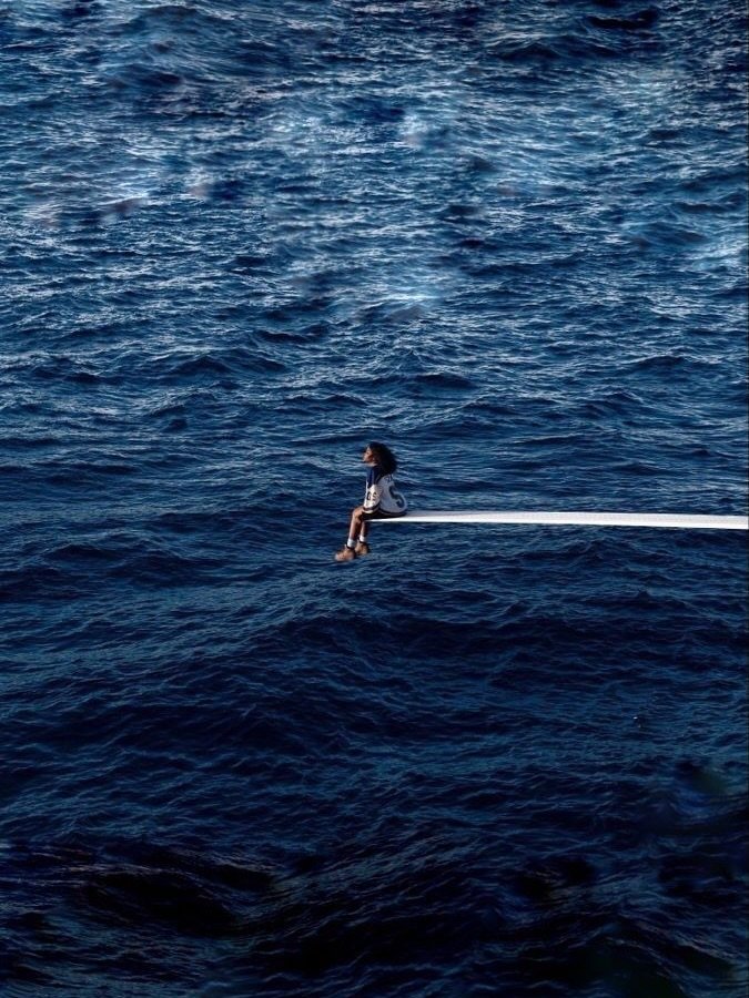 Photo by 혜리 on February 17, 2026. May be an image of skydiving, climbing, sea bird, ocean, the Blue Grotto and text.