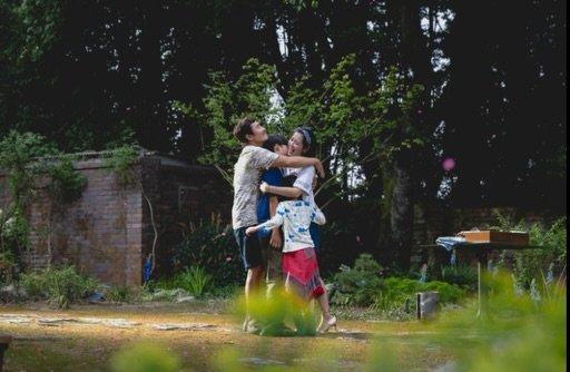 Photo by 혜리 on February 14, 2026. May be an image of child, people kissing, grass and text.