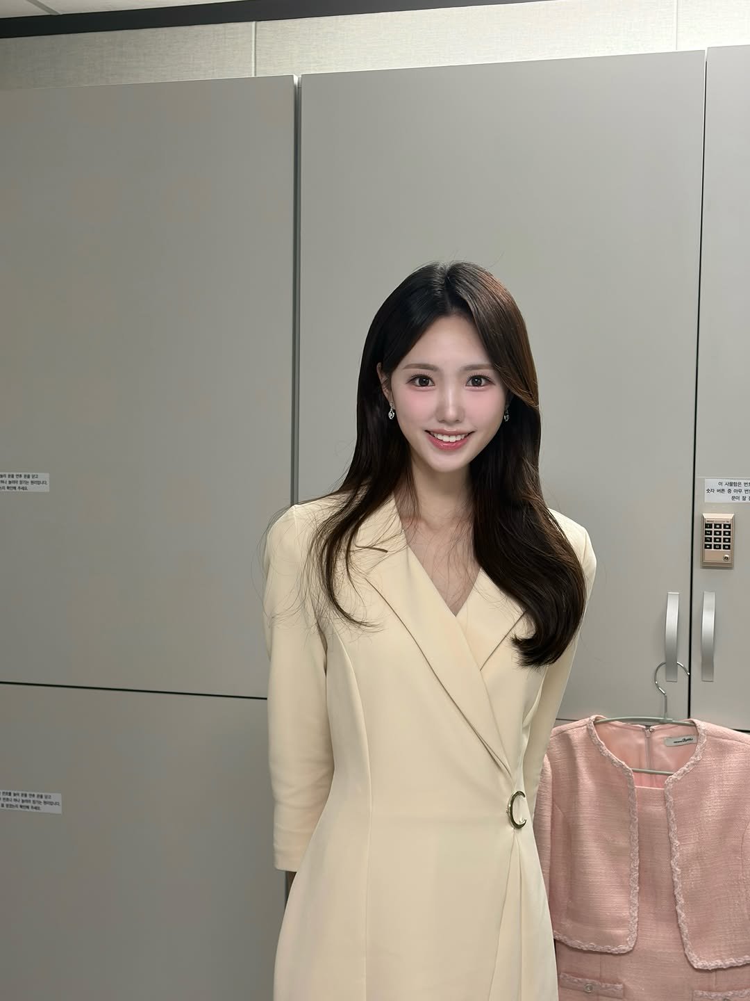 Photo by 하연 on December 31, 2025. May be an image of one or more people, coat, suit, top, dress, blazer and text.