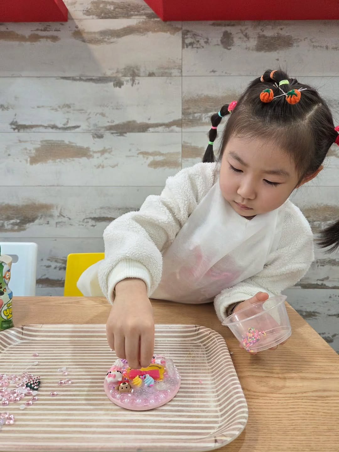 Photo by 째째맘 l 맘편한 육아ღ on December 31, 2025. May be an image of child, braids, gingerbread cookie, marshmallow and text.