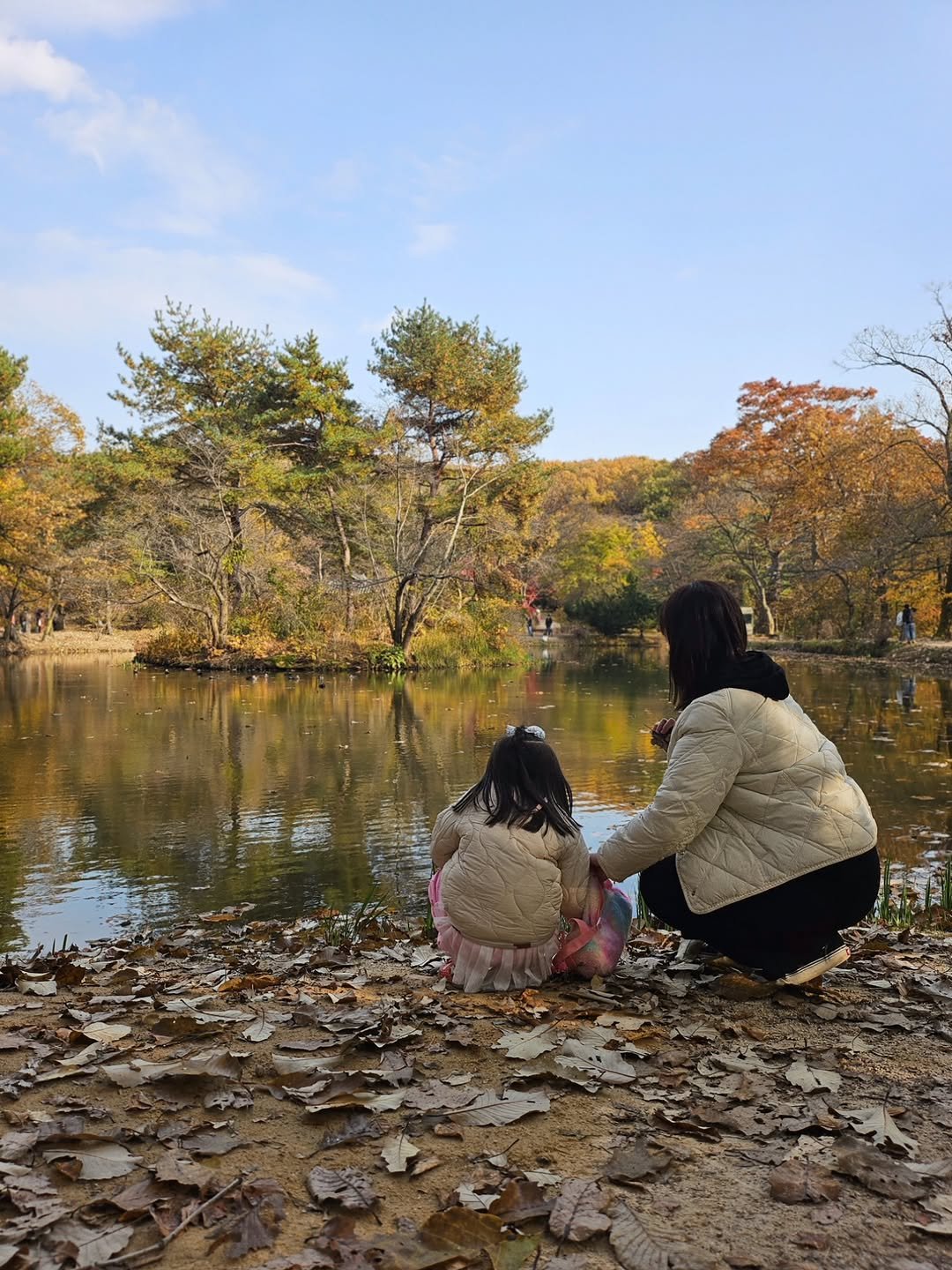 Photo by 째째맘 l 맘편한 육아ღ on November 09, 2025. May be an image of park and text.