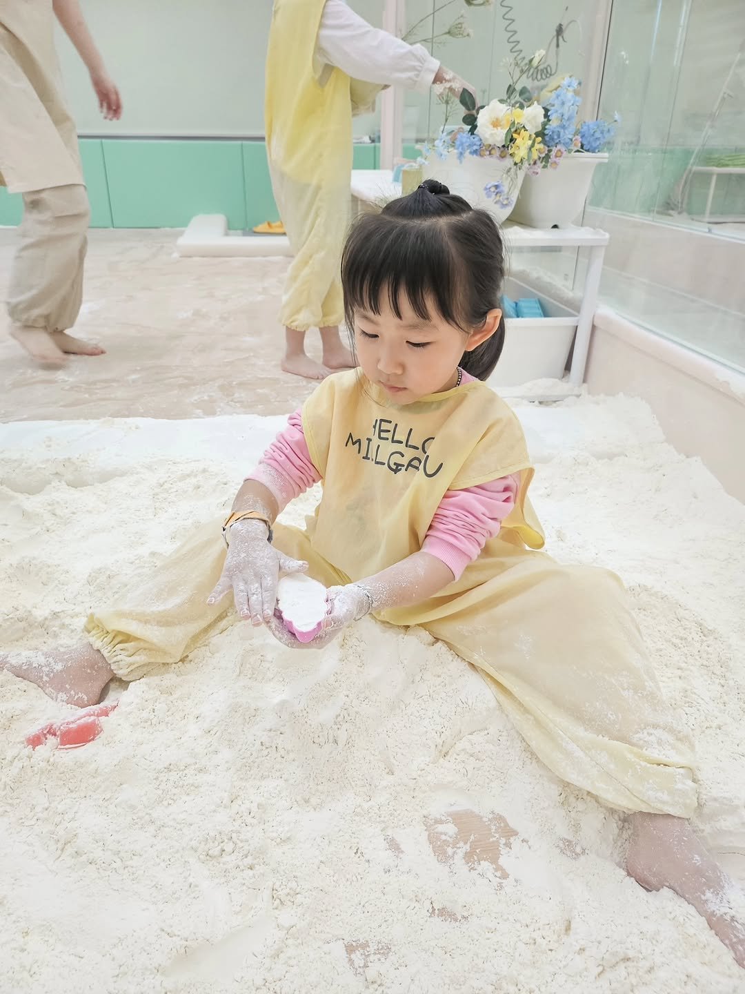 Photo by 째째맘 l 맘편한 육아ღ on September 28, 2025. May be an image of 3 people, child and text.