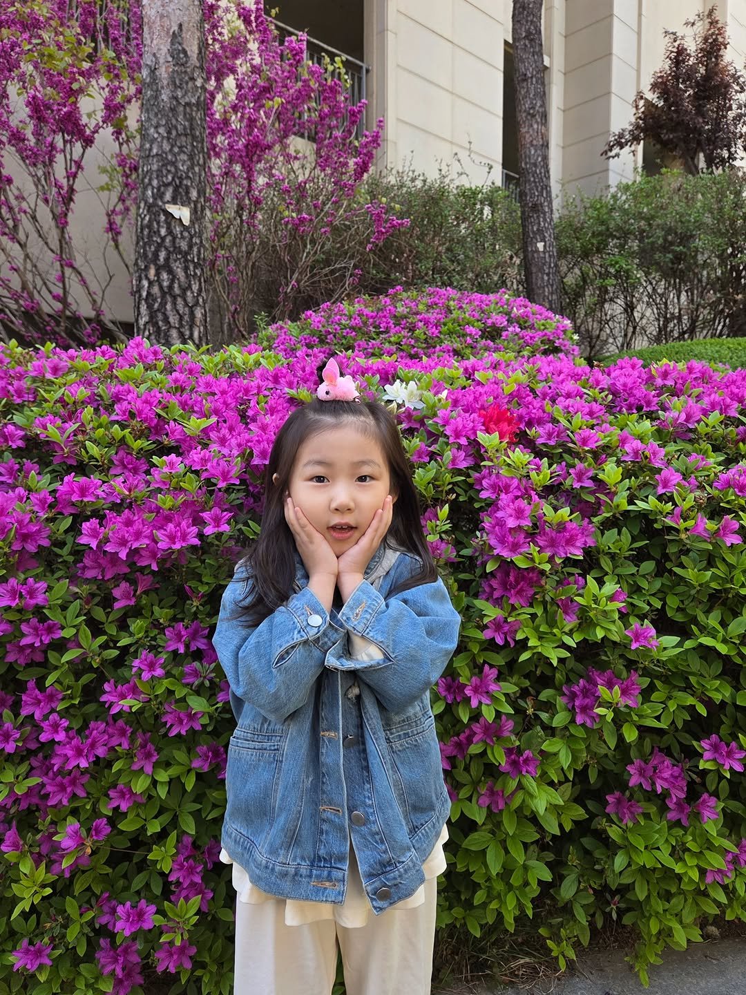 Photo by 째째맘 l 맘편한 육아ღ on April 23, 2026. May be an image of child, flower and text.