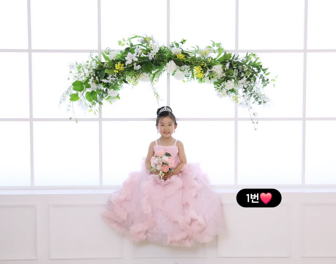 Photo by 째째맘 l 맘편한 육아ღ on December 23, 2025. May be an image of baby, dress, flower and text that says '1번 1번'.