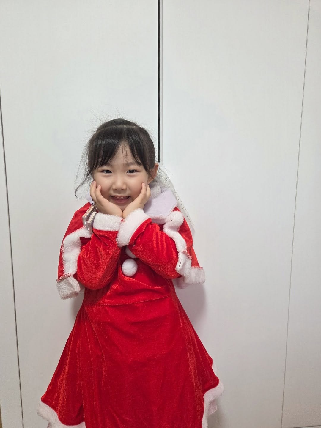 Photo by 째째맘 l 맘편한 육아ღ on December 23, 2025. May be an image of child, dress, costume and text.