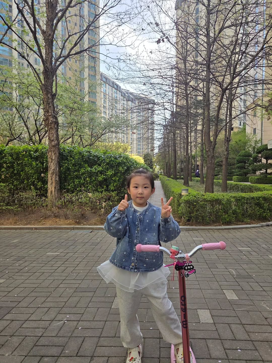 Photo by 째째맘 l 맘편한 육아ღ on April 15, 2026. May be an image of child, scooter, bicycle, segway and text.