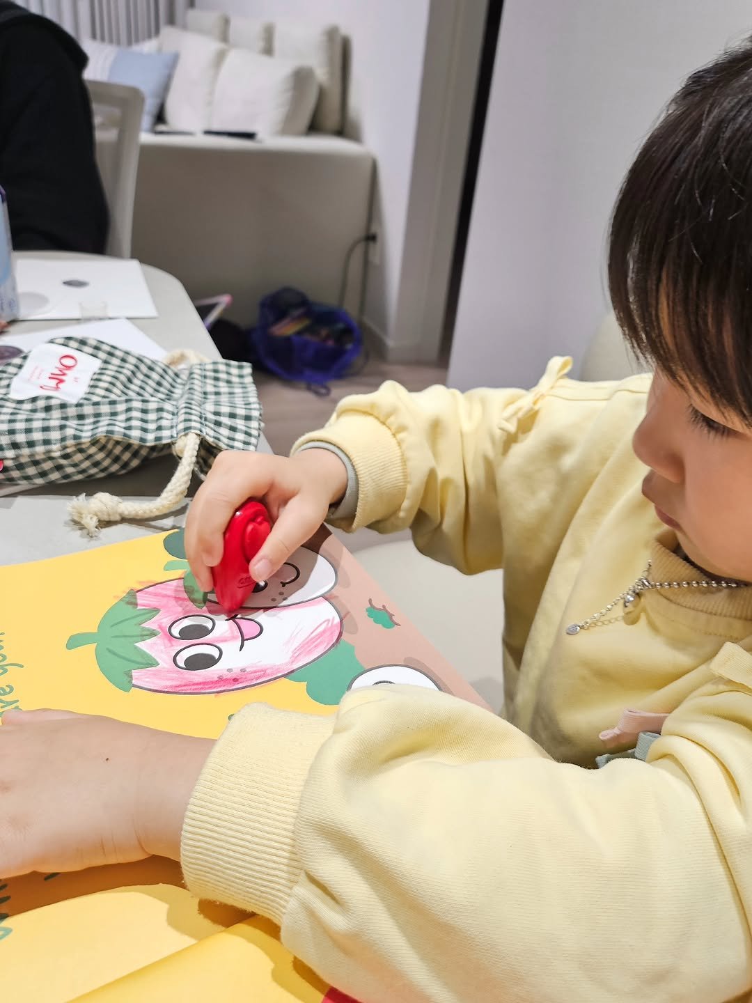 Photo by 째째맘 l 맘편한 육아ღ on November 08, 2025. May be an image of child, studying, duffle coat, toy and text.