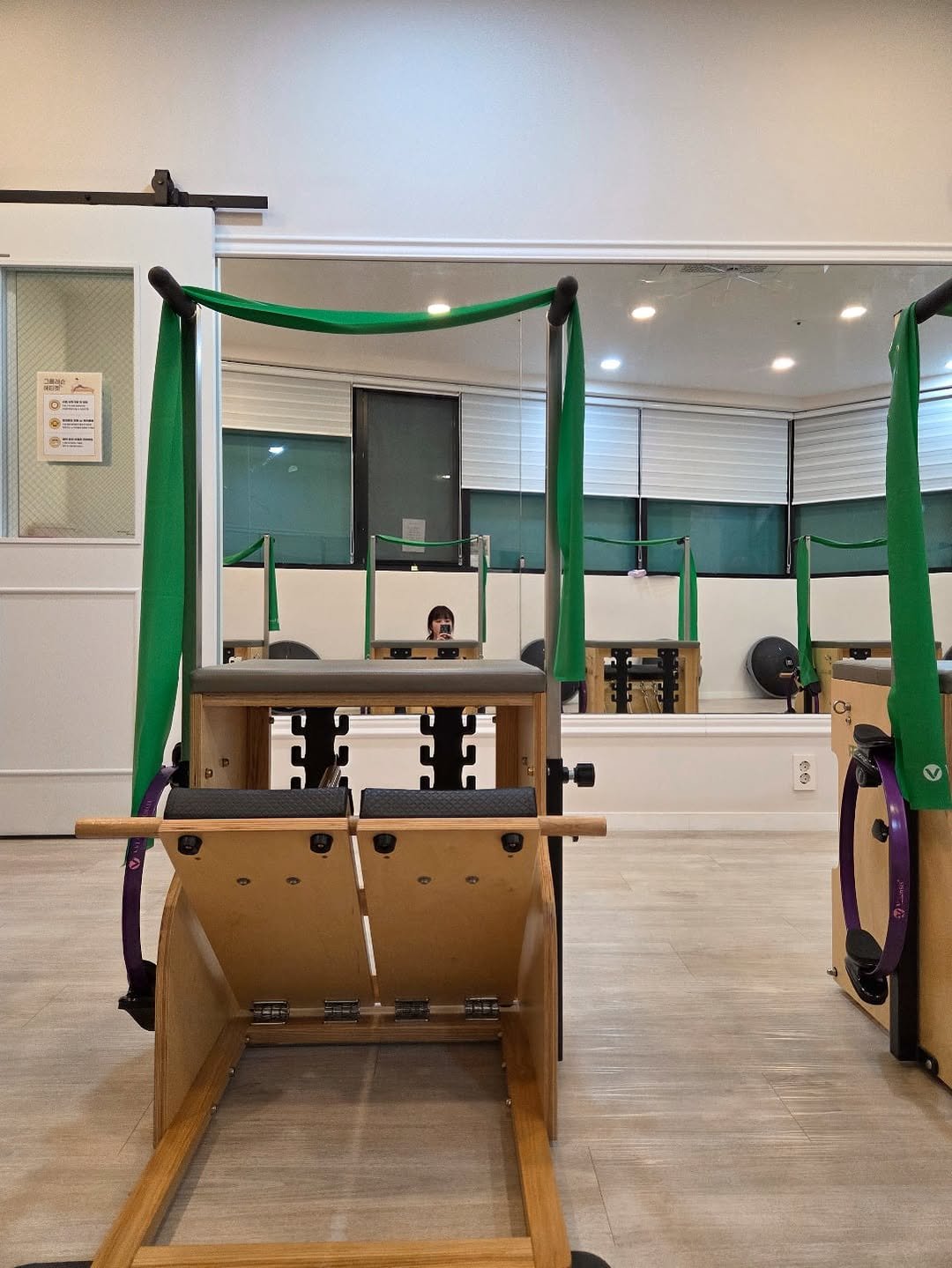 Photo by 째째맘 l 맘편한 육아ღ on April 22, 2026. May be an image of childrens toy, trampoline, rack, pegboard and text.