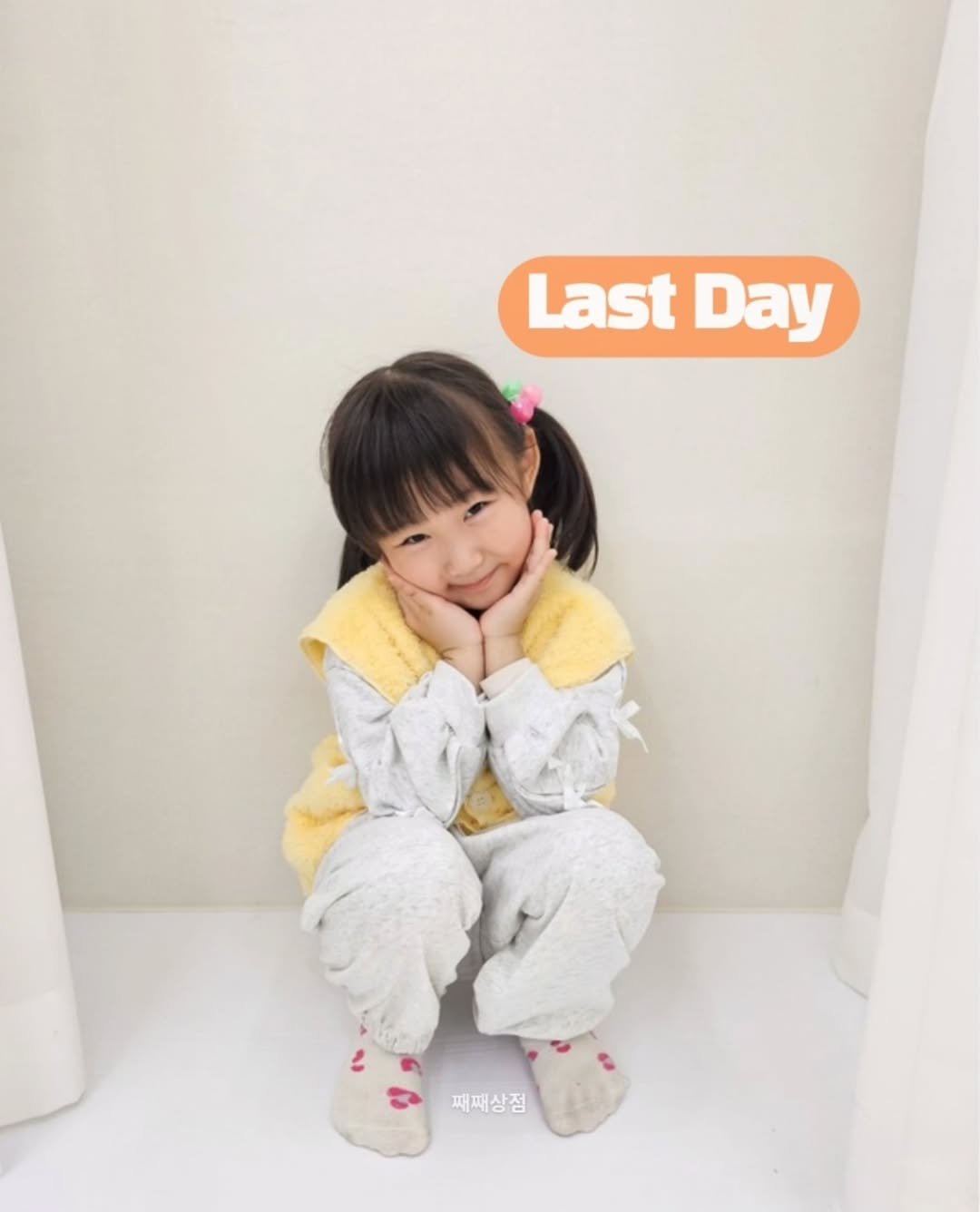 Photo by 째째맘 l 맘편한 육아ღ on November 11, 2025. May be an image of child, sleepwear, duffle coat, robe, bath robe, raincoat and text that says 'Last LastDay Day 패패상점 패째상점'.