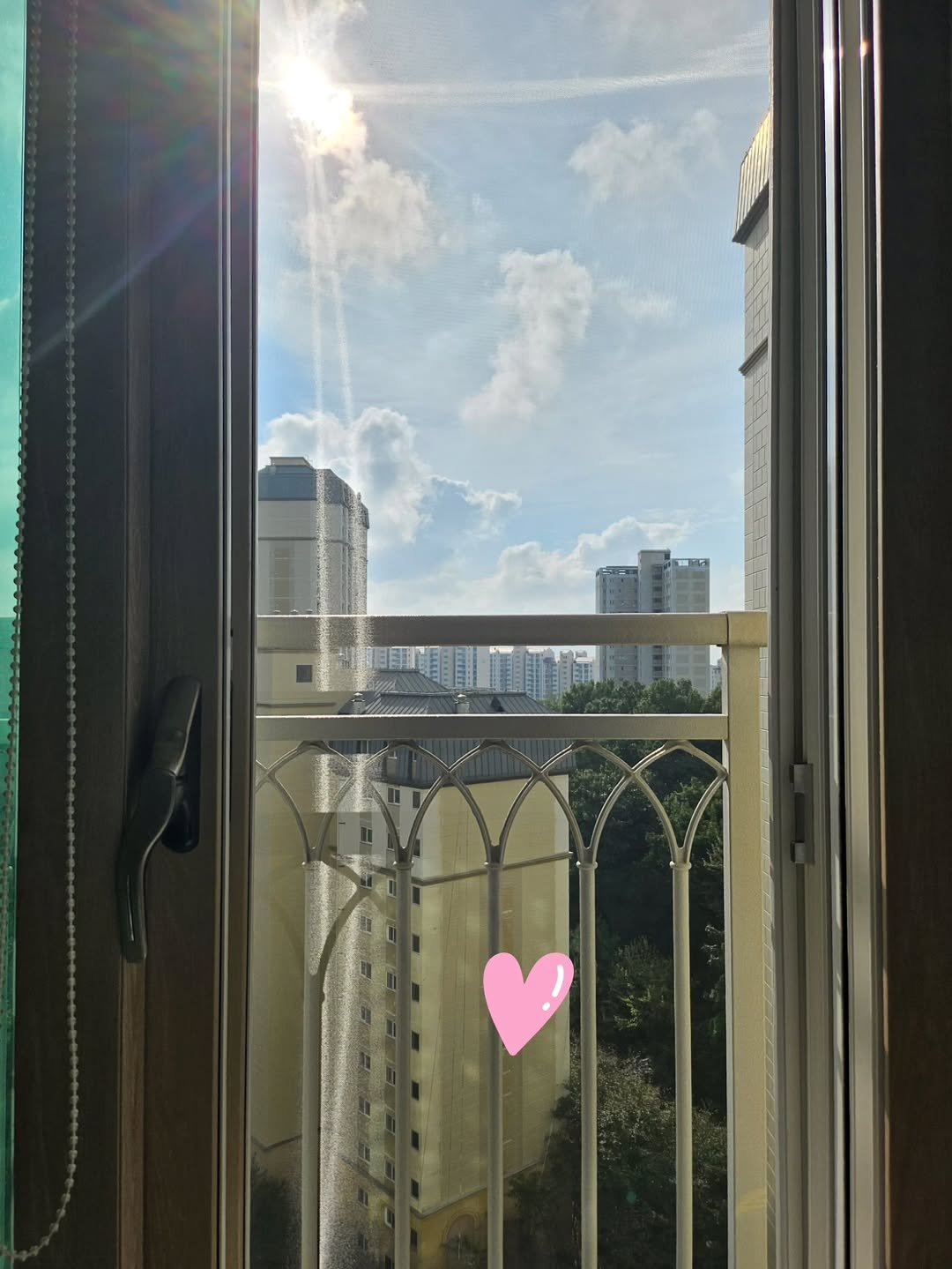 Photo by 째째맘 l 맘편한 육아ღ on September 28, 2025. May be an image of curtains, cloud, window and text.