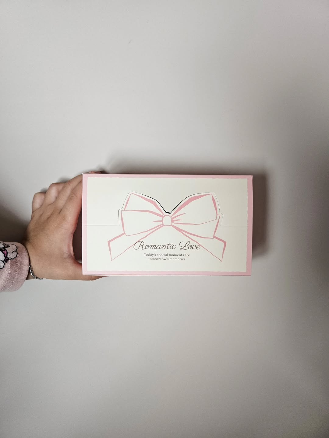 Photo by 째째맘 l 맘편한 육아ღ on November 10, 2025. May be an image of dessert, box, bow, hamper, carton and text.