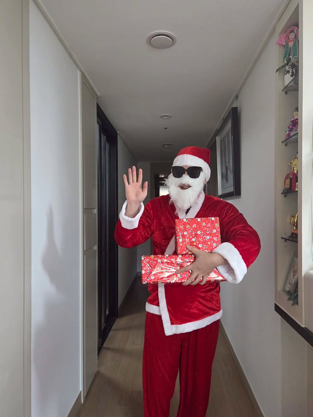 Photo by 째째맘 l 맘편한 육아ღ on December 24, 2025. May be an image of bath robe and text.