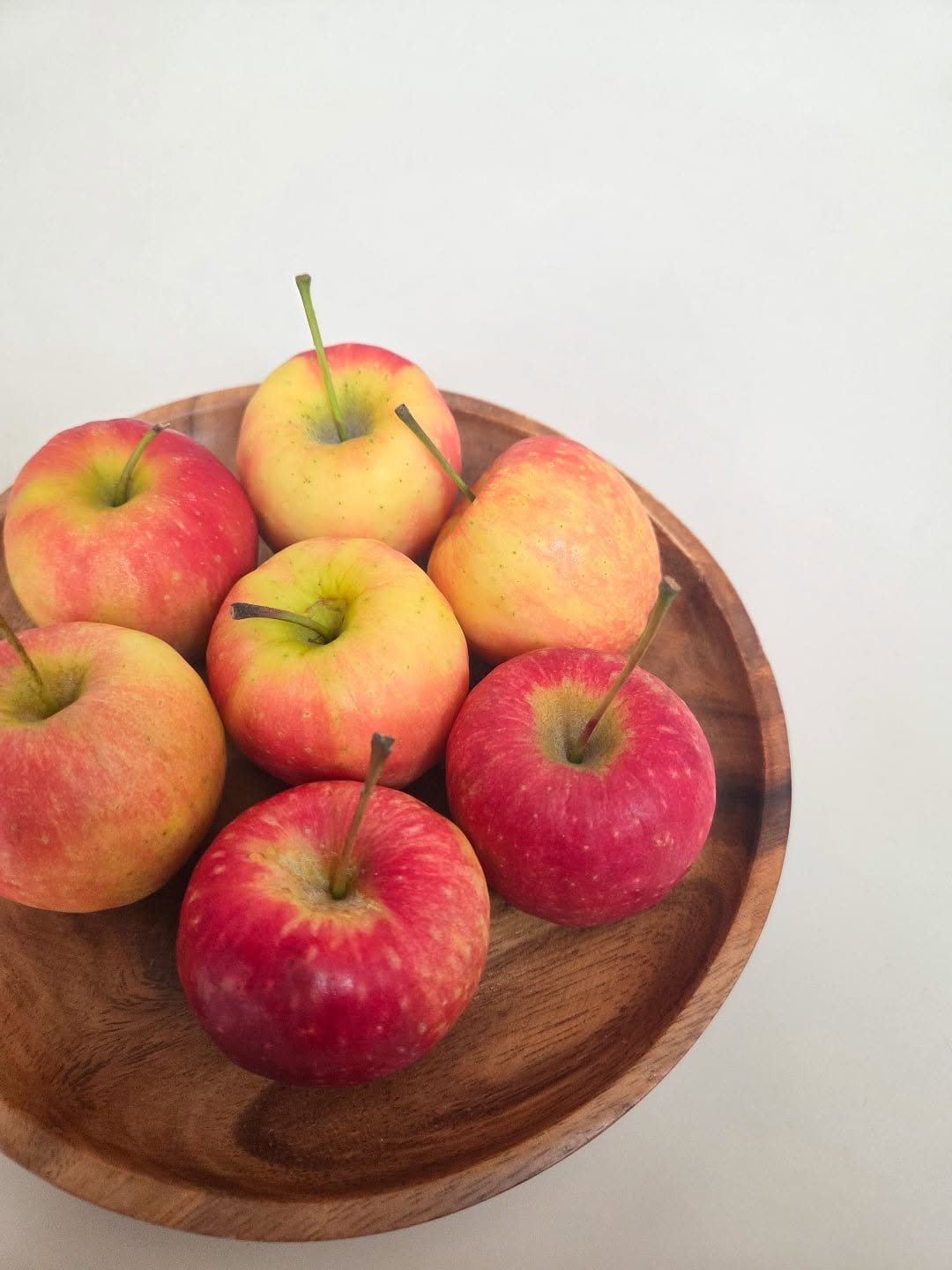 Photo by 째째맘 l 맘편한 육아ღ on April 14, 2026. May be an image of apple and text.