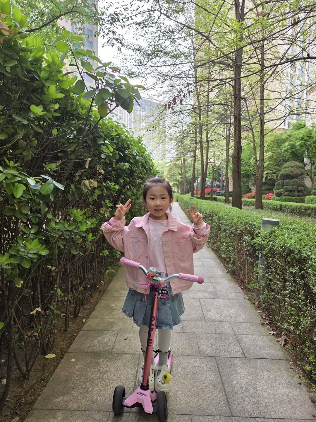 Photo by 째째맘 l 맘편한 육아ღ on April 26, 2026. May be an image of child, scooter, bicycle, segway, outdoors and text.