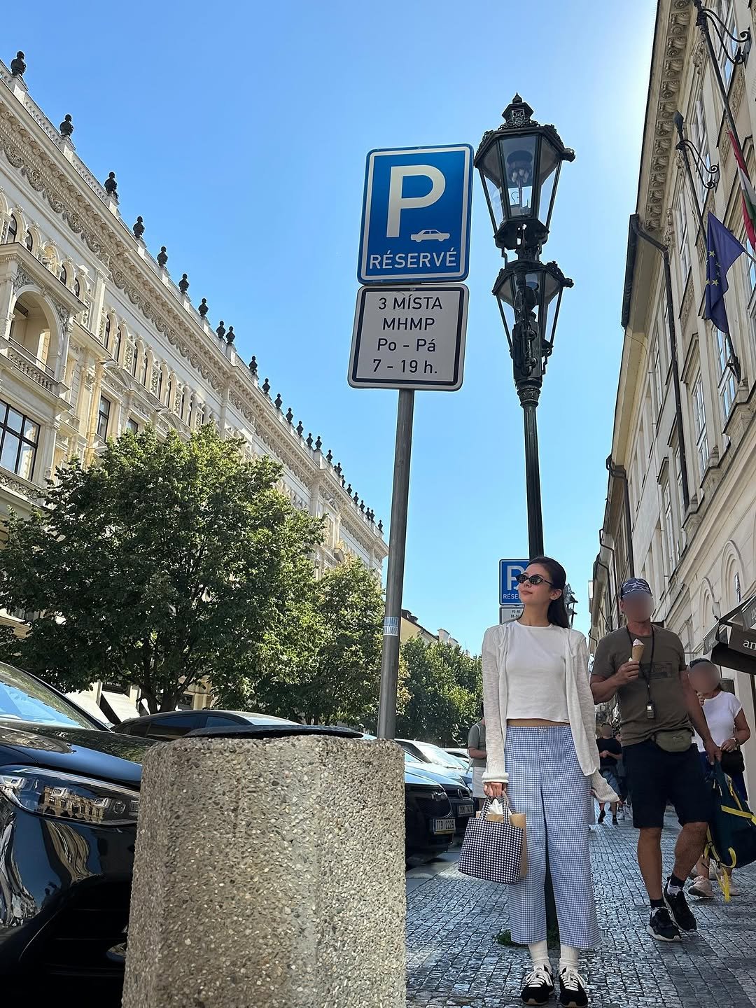 Photo by LIA on November 09, 2025. May be an image of Sacré-Cœur, street, lamppost and text that says 'CSMASAA P RÉSERVÉ 3 3MISTA MHMP Po Po-Pá Pá 7-19h.'.
