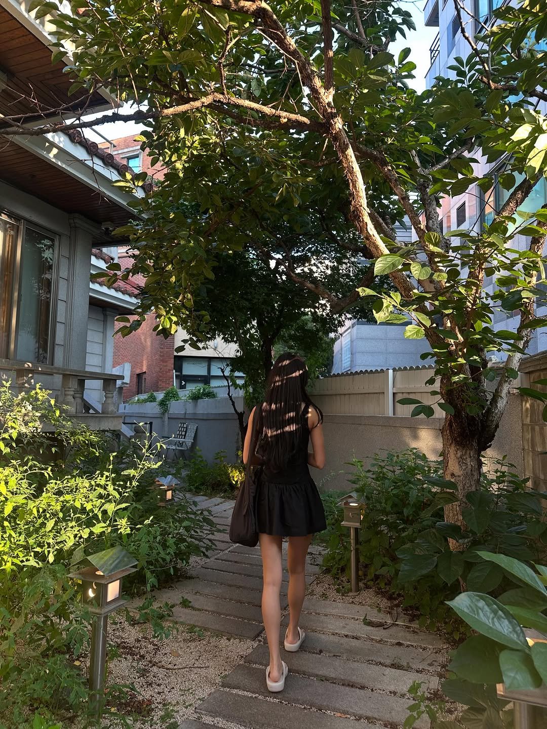 liana._.fit 게시물 이미지: 나 요즘 블랙이랑 초록이 좋아🍀🌿🌲
다리가 점점 얇아져서 슬픈 나날들
사복 입을땐 맘에드네 :)🖤
