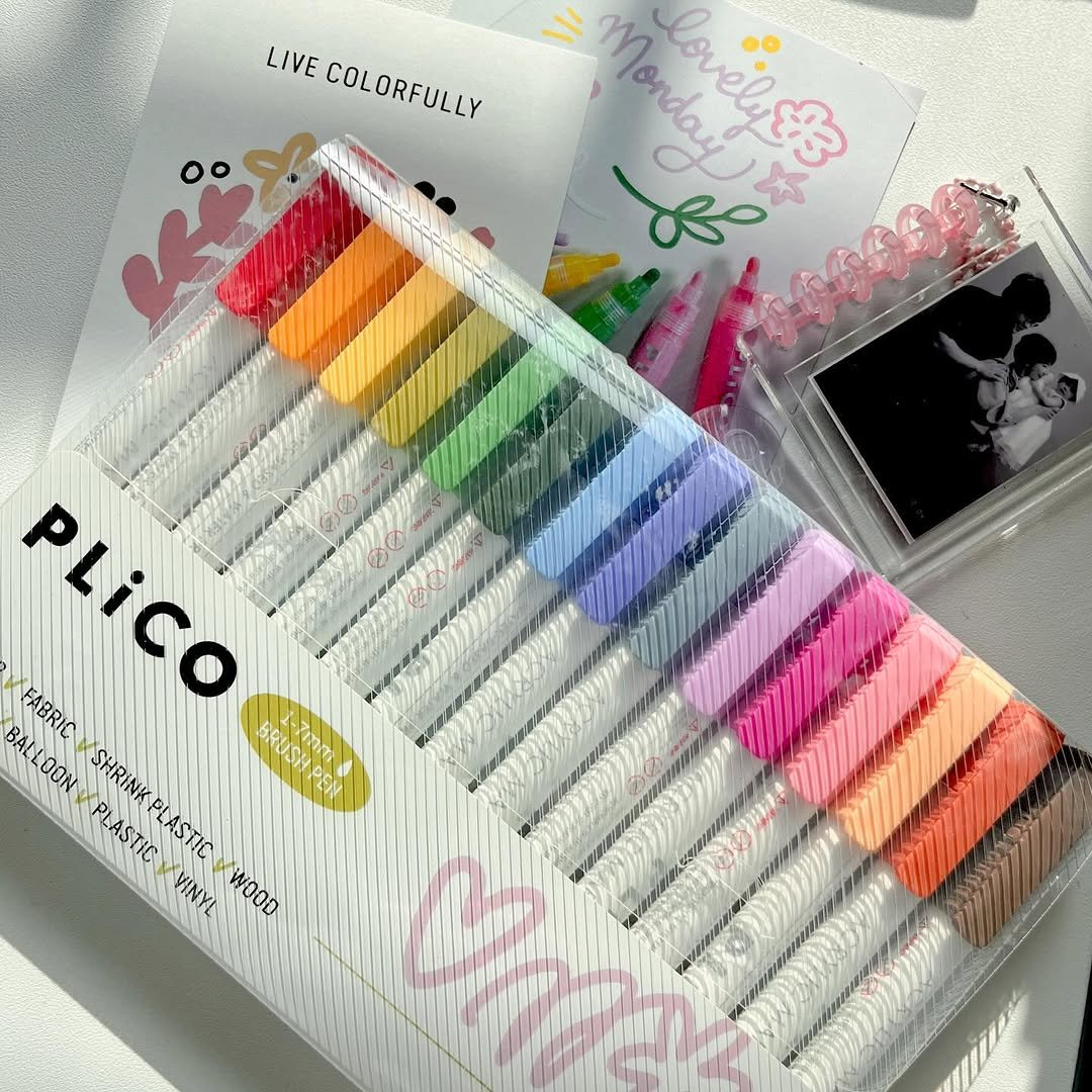 Photo by 루비킴 on January 13, 2026. May be an image of diary, pencil case, pencil, marker, eraser, sharpener, ruler, pen and text that says 'LIVE COL OLORFULLY ο Mondary Menda! 成場 B lovels3 PLiCO FABRIC PLiCO BALLOONPL.ASTICVVINYL BALLOON OON SHRINK PLASTIC FABRIEWSHRINKPLASTIC/WOOO TICVINYL PLASTIC VINYL WOOD'.