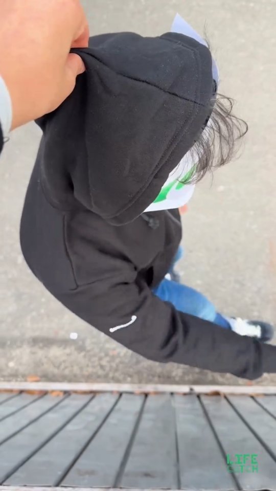 lifecatch.official 게시물 이미지: 대롱대롱~🐶
팔과 다리가 동시에 나가는 그린이 키링!!🍀

오늘도 고객님들의 소중한...