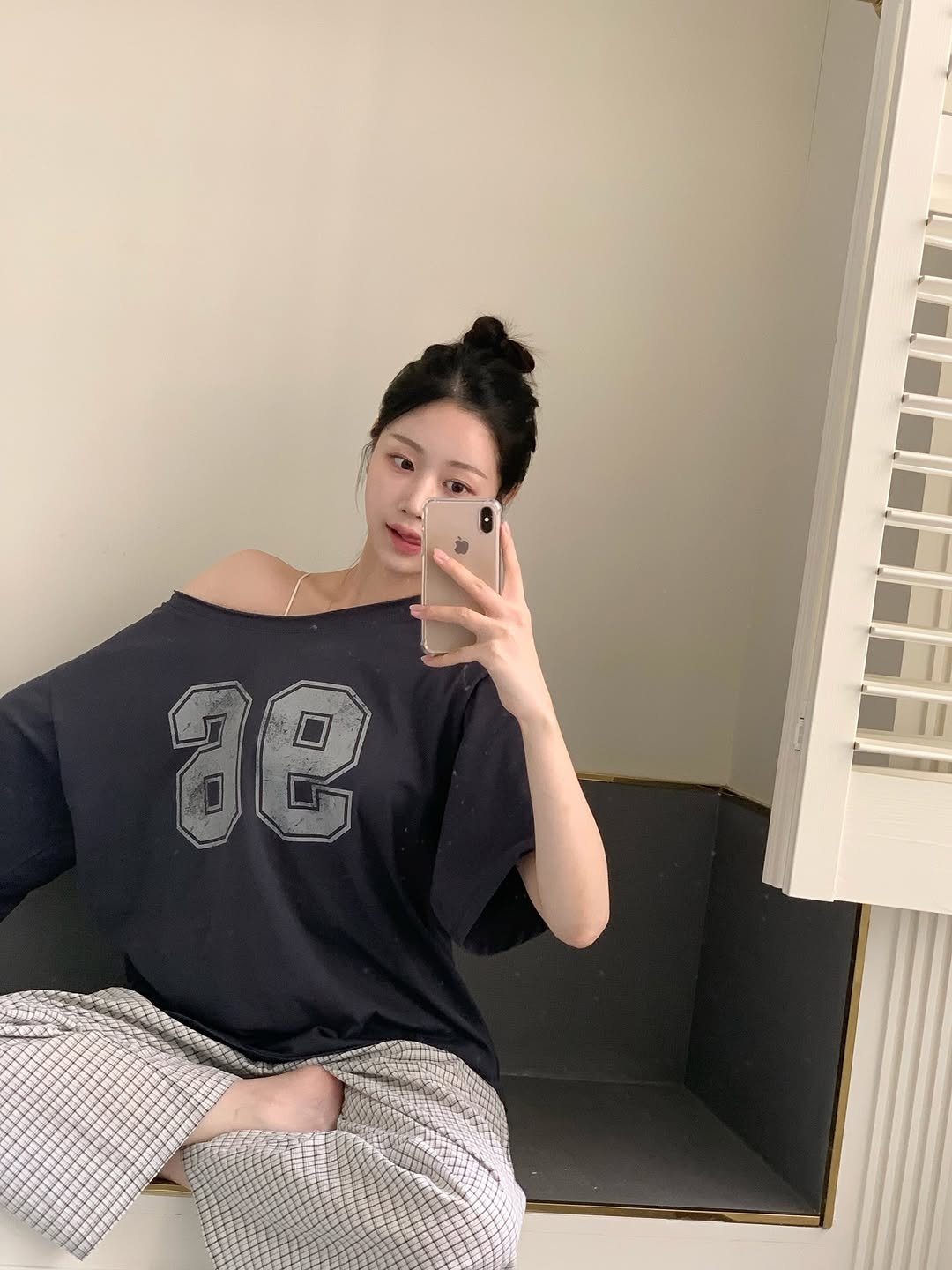 Photo by 라이트미 | 보정 일절 안해요. 라이브 쇼핑몰✨ on August 12, 2025. May be a selfie of 1 person, hair, sleepwear, mirror, top, sweatpants, sweatshirt and text that says 'ae'.