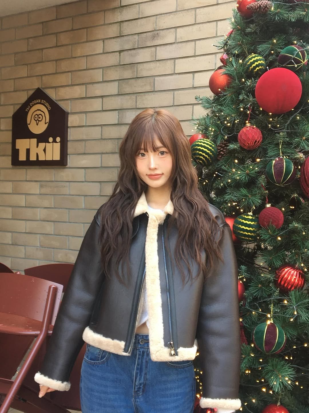 Photo by 리향 on December 15, 2025. May be an image of one or more people, bangs, duffle coat, christmas tree, jacket and parka.
