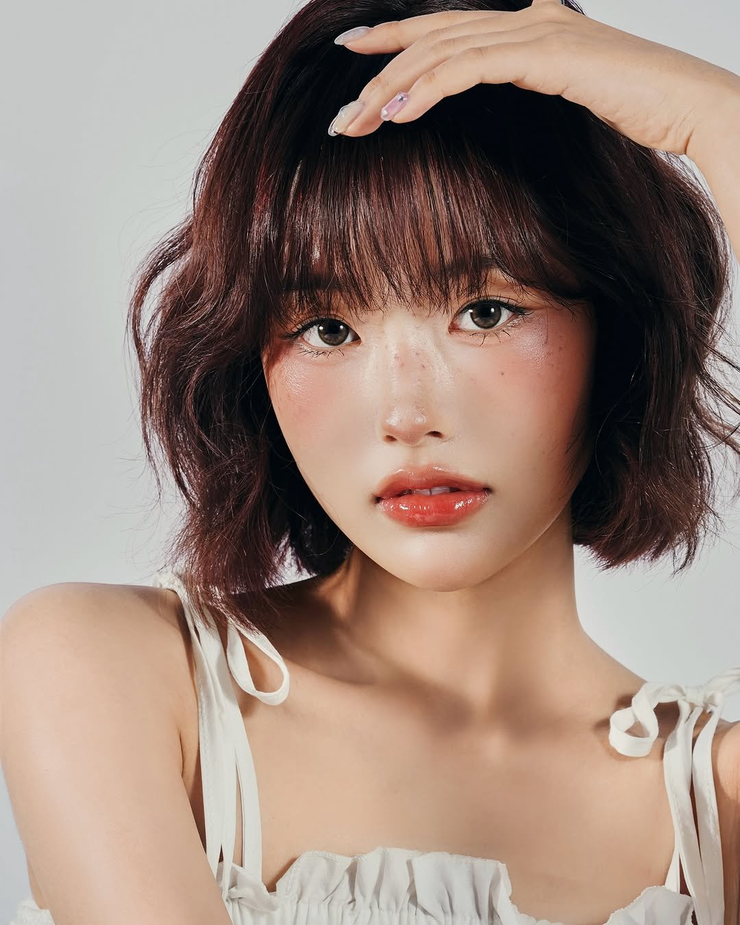 Photo shared by 리향 on June 29, 2025 tagging @studio_moneta_, and @makeup.rimi. May be an image of 1 person and braids.
