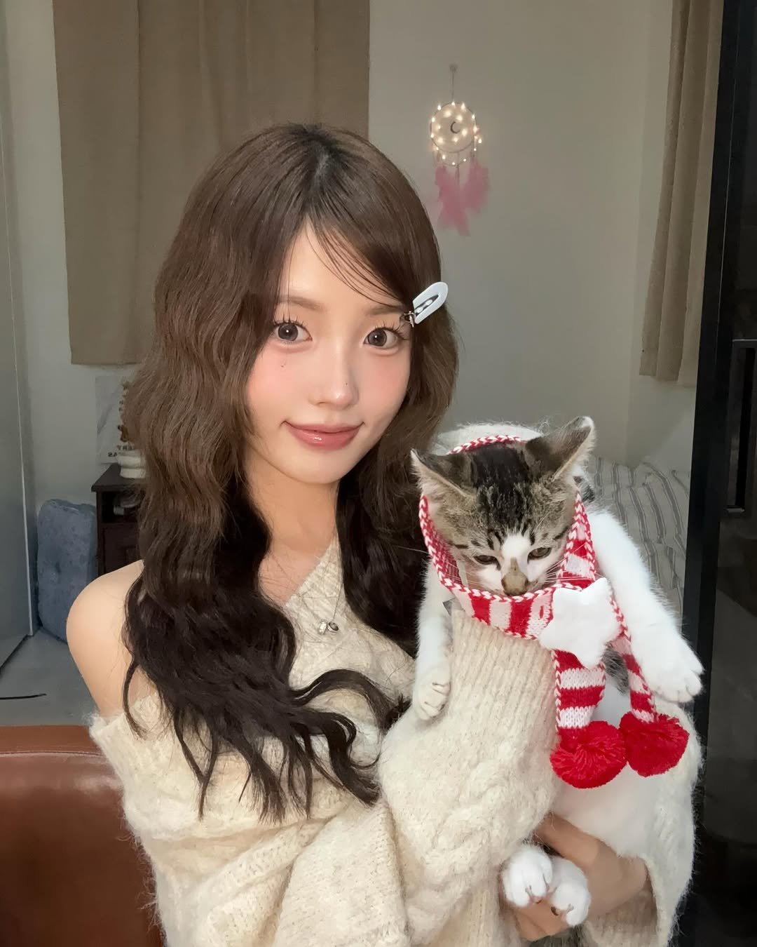 Photo by 리향 on December 25, 2025. May be an image of one or more people, hair, kitten, fur and text.
