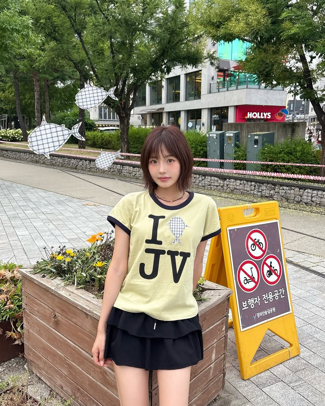 Photo shared by 리향 on August 01, 2025 tagging @dragonizi, @cheol.jewelry.box, and @tansanmagnesium.kr. May be an image of 1 person and text that says 'サトト・・・・ HOLLYS ID I JV C ሕራ 보행자 LOOL 전용고가 보행자전용공간 OL 경역선출길공원'.