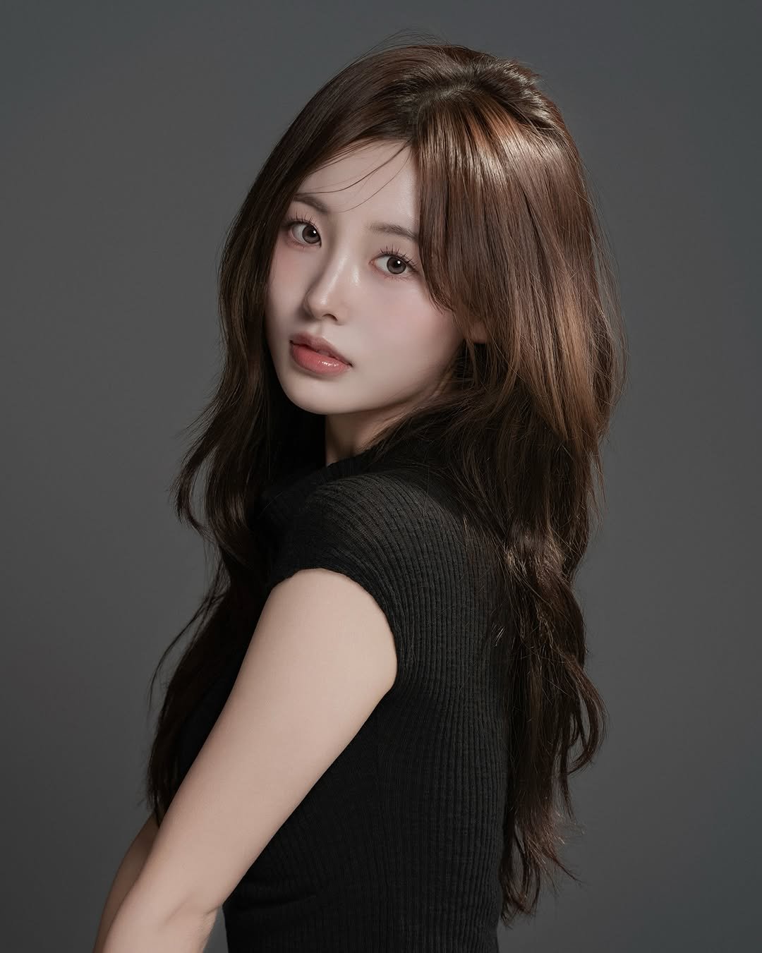 Photo by 리향 on February 07, 2026. May be a closeup of one or more people, braids, makeup and text.