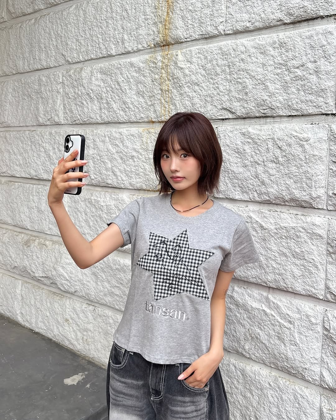 Photo by 리향 on August 07, 2025. May be an image of 1 person, phone and text that says 'tansan nsa'.