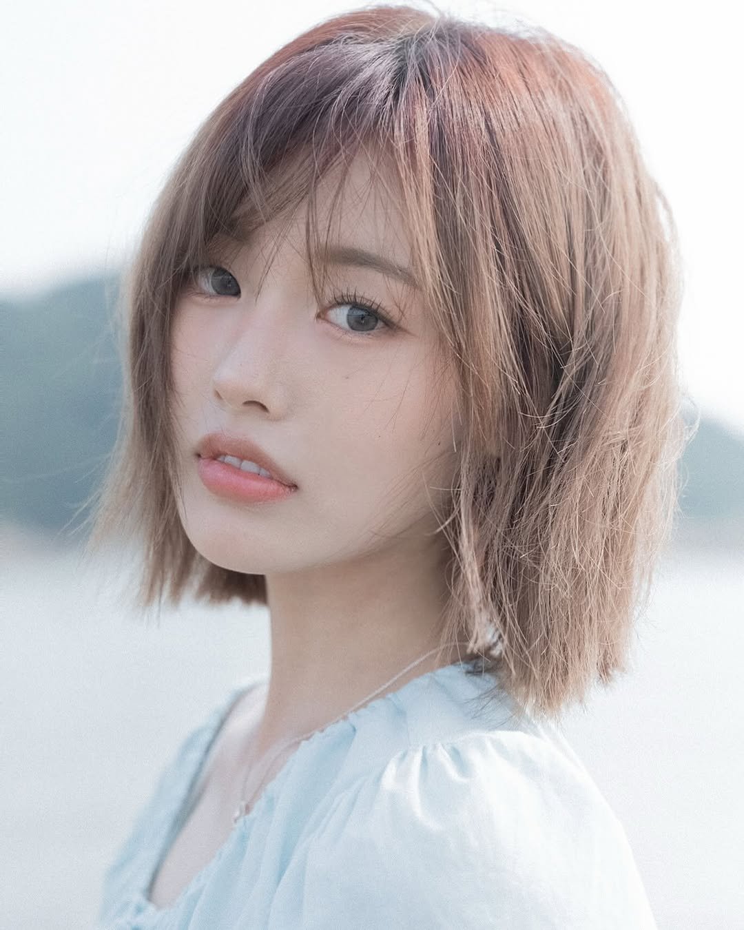 Photo shared by 한 컷ㅣ청춘스냅 • 감성스냅 • 필름스냅 • 공원스냅 on July 10, 2025 tagging @lihyang0x0. May be a closeup of 1 person, hair, makeup, outdoors and text.