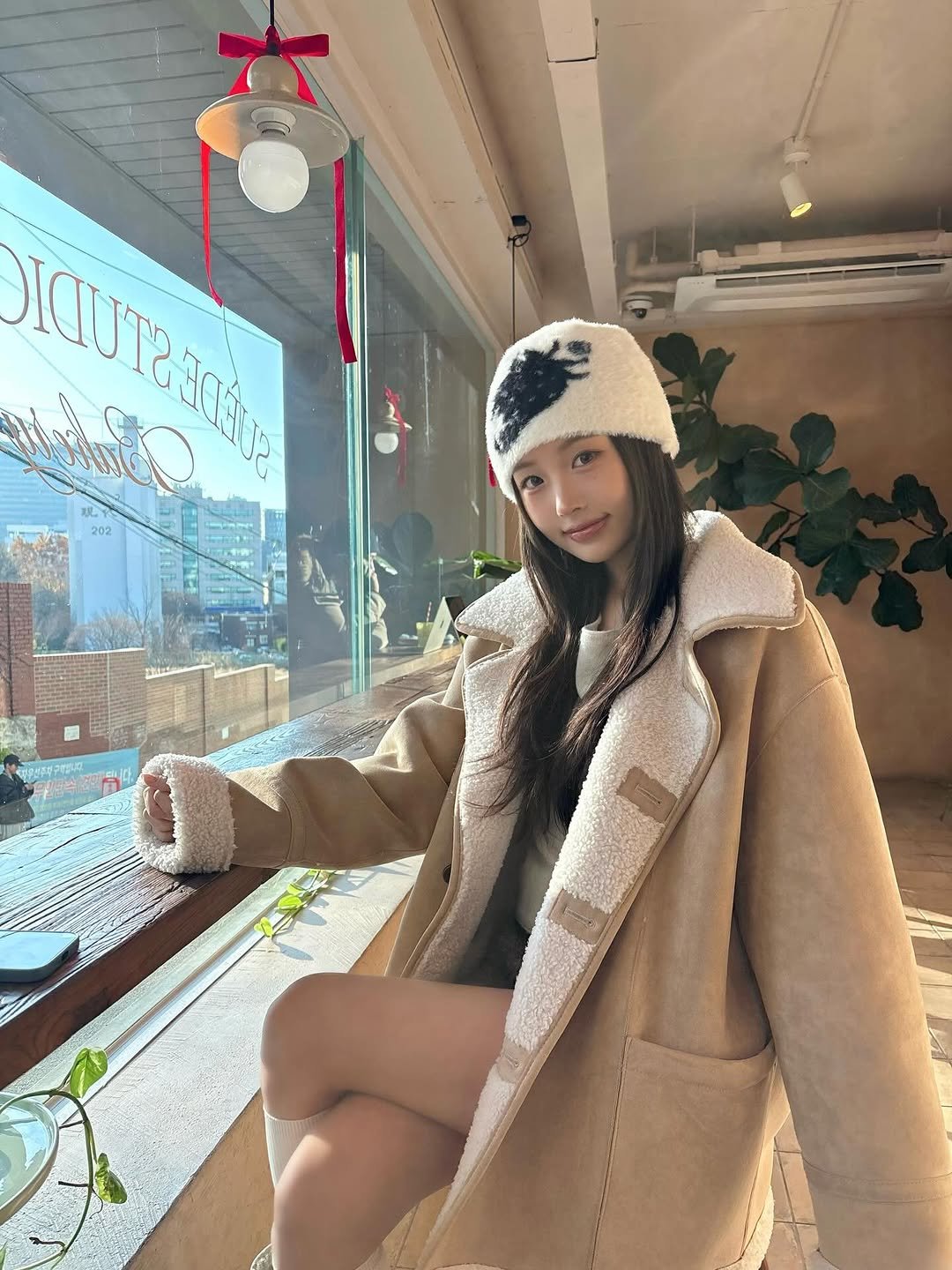 Photo by 리향 on December 03, 2025. May be an image of turtleneck, fur, parka, beret and coat.