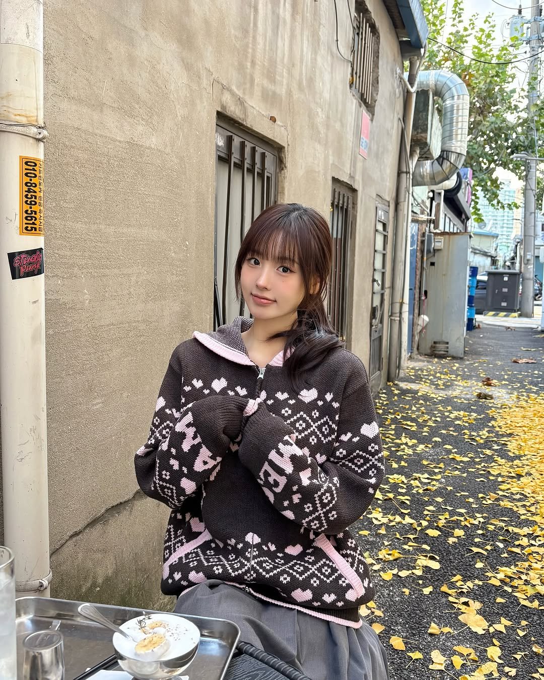 Photo by 리향 on November 26, 2025. May be an image of duffle coat, cornflower, street and text.