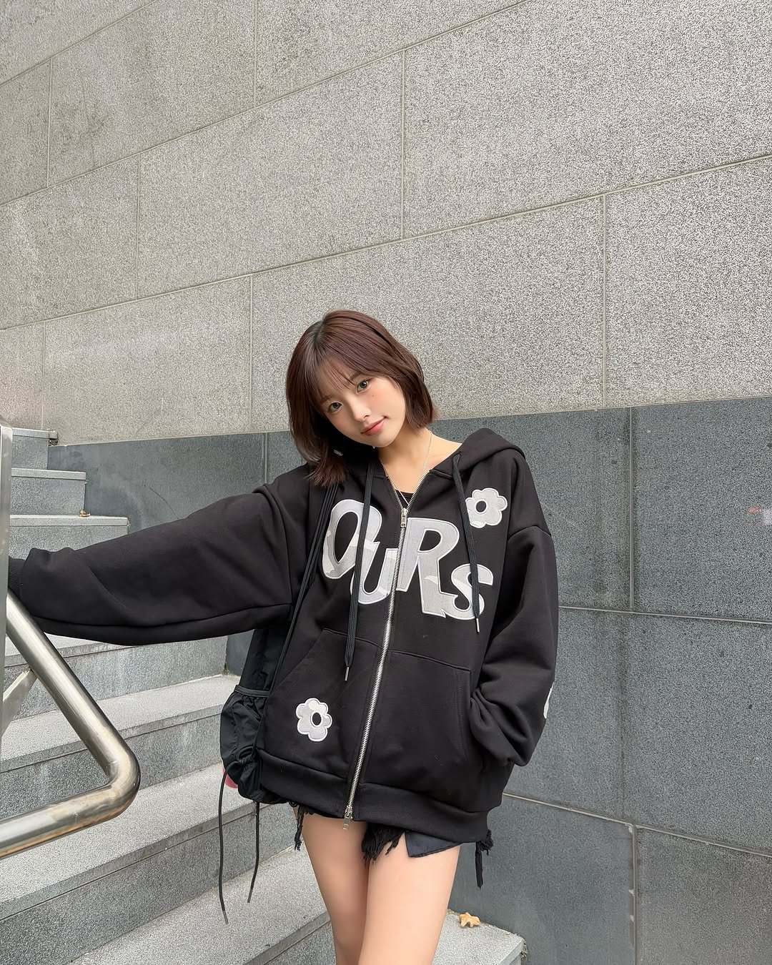 Photo by 리향 on October 31, 2025. May be an image of miniskirt, shorts, drawstring, parka, sweatshirt and text.