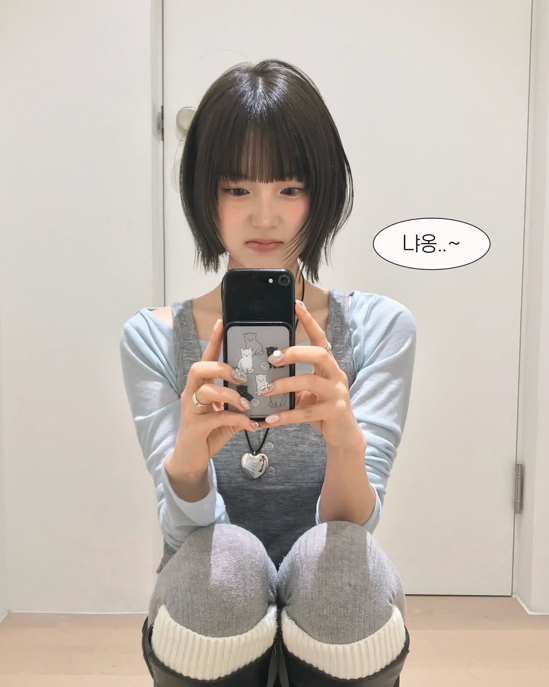 Photo by 리향 on February 13, 2026. May be a selfie of one or more people, bangs, mirror and text.