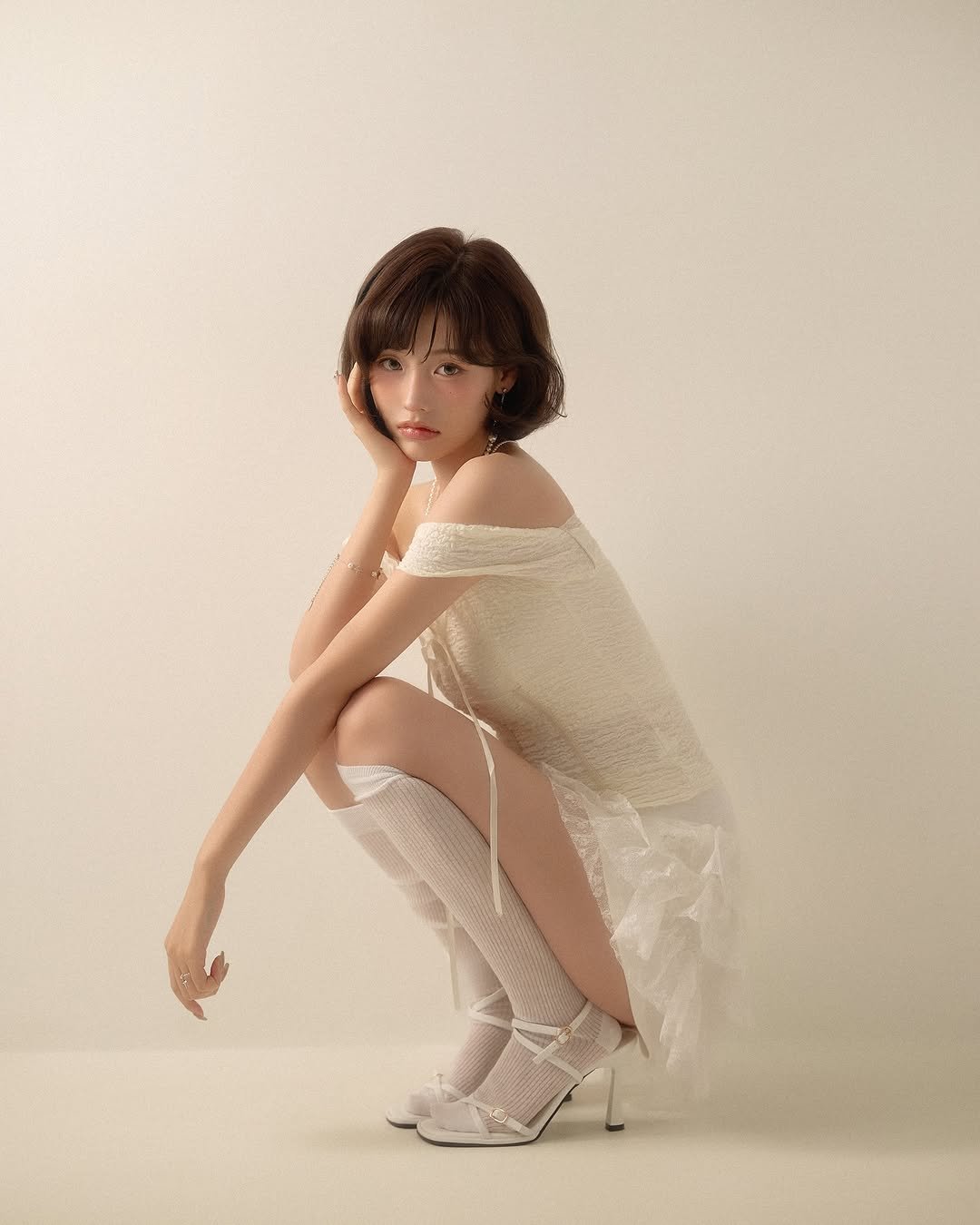 Photo by 리향 on October 09, 2025. May be an image of 1 person, makeup, hair, slingback shoes, dress and text.