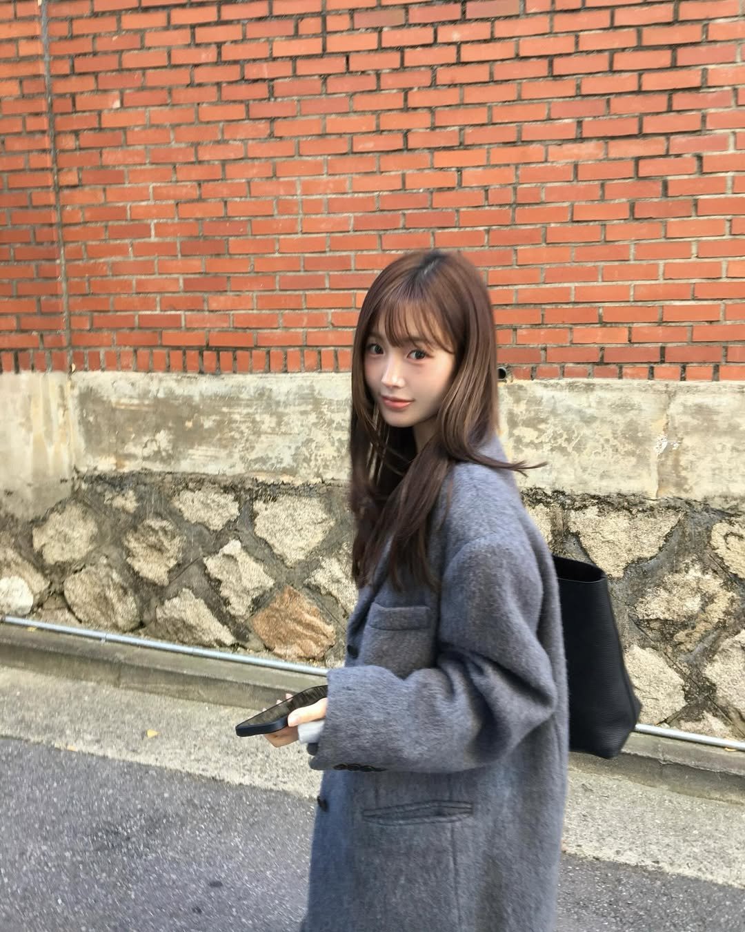 Photo by 리향 on December 26, 2025. May be an image of one or more people, hair, duffle coat, overcoat, goosedown coat, parka and text.