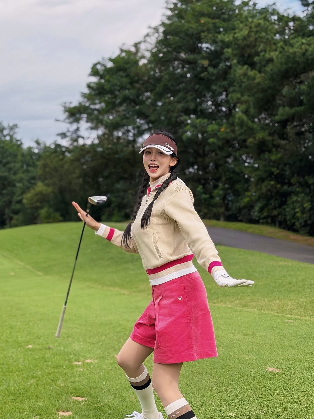 Photo shared by Lily on October 20, 2025 tagging @callawayapparel_korea. May be an image of golf, golf club, miniskirt, golf course and text.